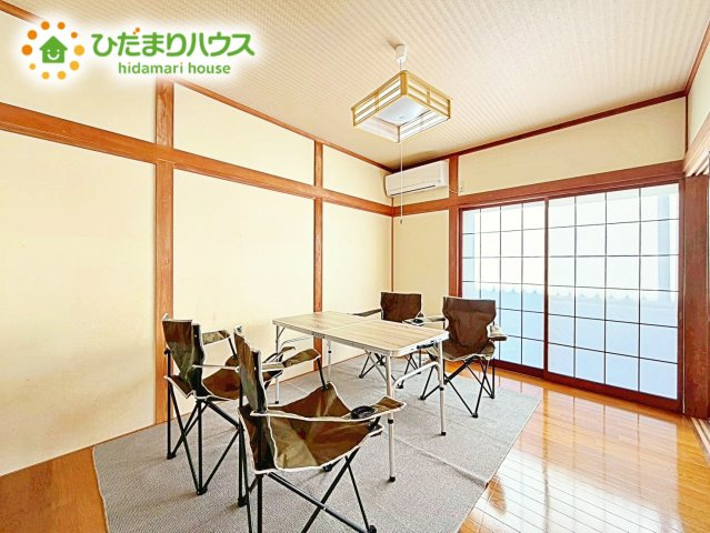 大きな窓から差し込む光でいっぱいのリビング　休日もつい家にいる時間が長くなりそうです