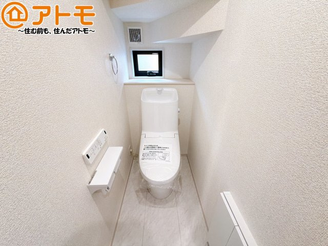 清潔感のあるトイレです♪棚も設置されているので、掃除用具や消耗品なども収納可能です！