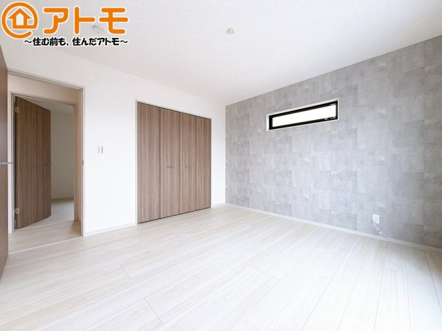 アクセントクロスが印象的なお部屋です。お気に入りの家具に囲まれてゆったり過ごしたいですね♪