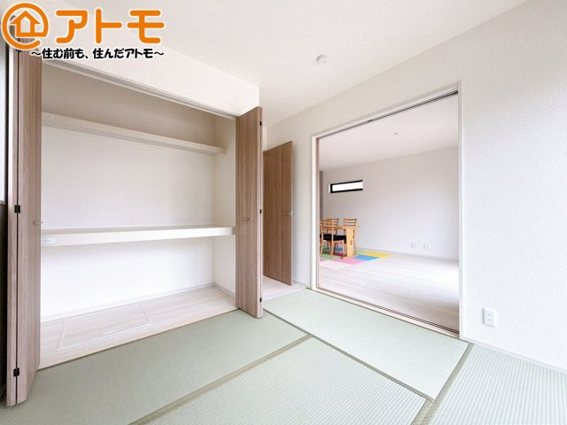 和室は小さなお子様が転んでもやわらかくて安心！お昼寝スペースやプレイルームとしても活躍します♪