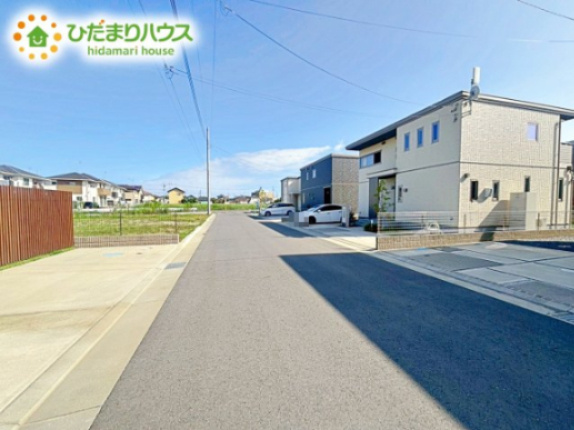 閑静な住宅地なので、幹線道路や大通りに面していないので大型車が通ることが少なく静かです。