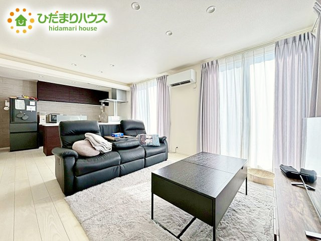 大きな窓が心地よい、リビング。家全体を見渡せるので、自然と家族の会話も弾みそう。