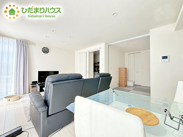 家族との大切な時間を多く過ごすリビング。ゆったりとした広さのある空間で会話も弾みます♪大きい窓からは明るい日差しが差し込みます。居心地の良いリビングでおうち時間を楽しんで！