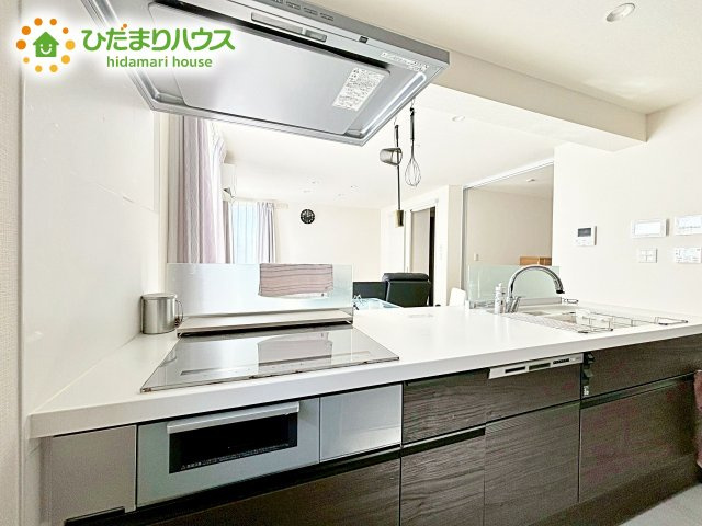 料理をしながらでも、ご家族との会話を楽しめる対面式キッチン♪
