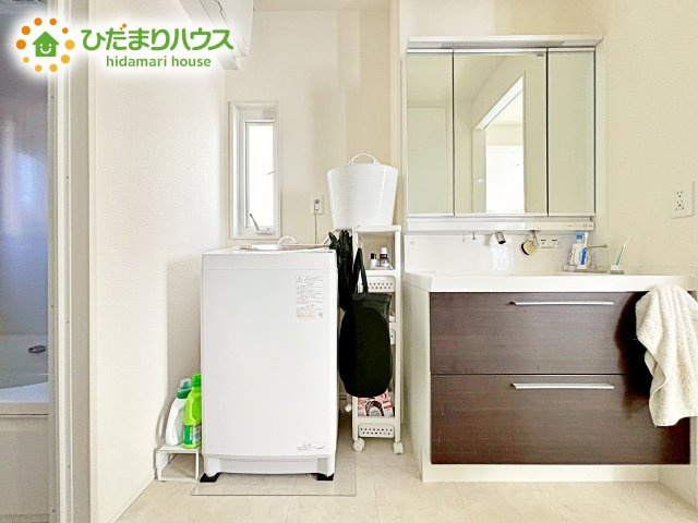 三面鏡は自分では見えにくいところまで見ることができるので、身だしなみを整える際などにはとても便利です(*^^*)