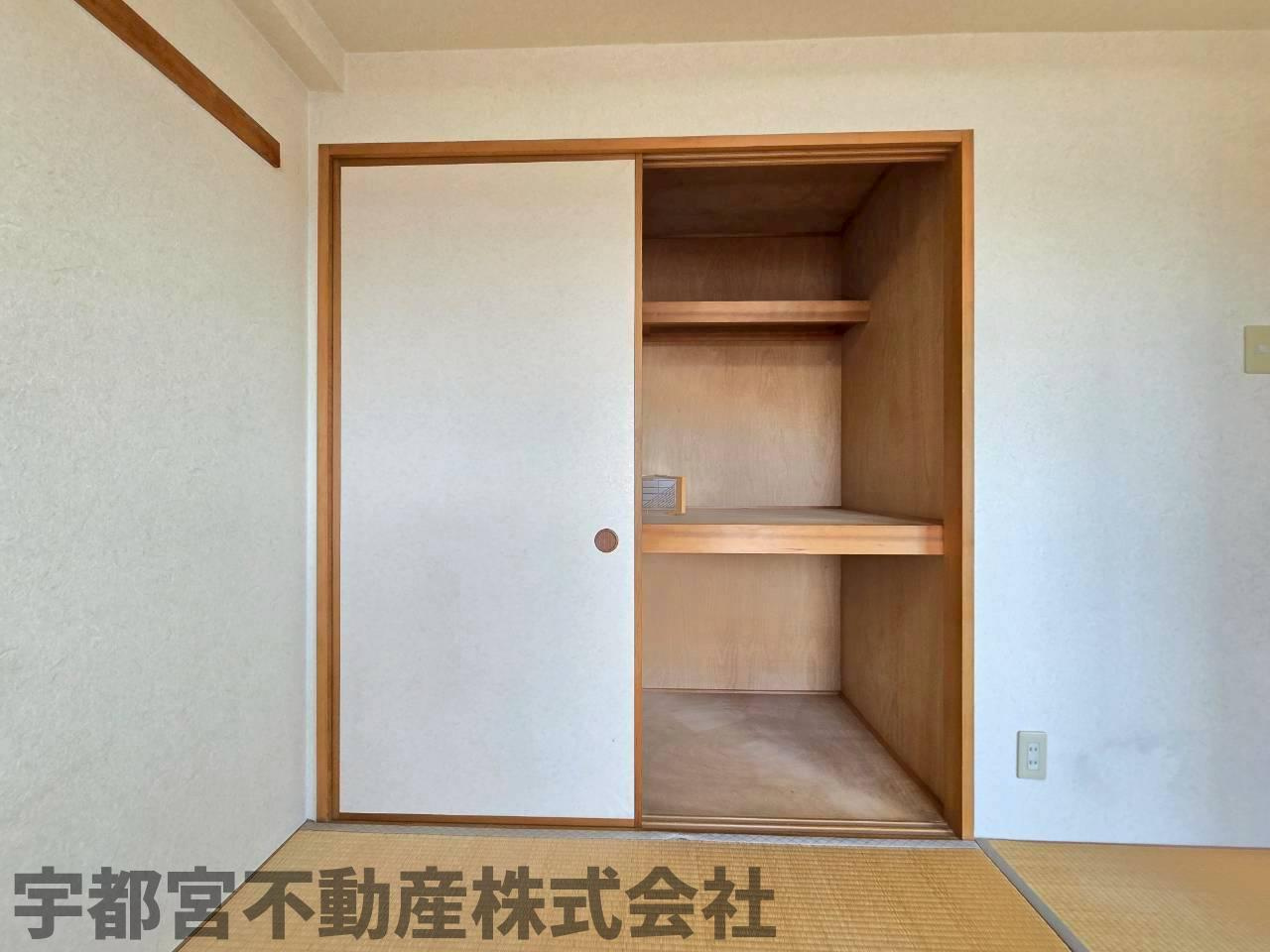 奥行きのある押入れが備わっております。家族のお布団や季節家電もまとめて収納できます♪