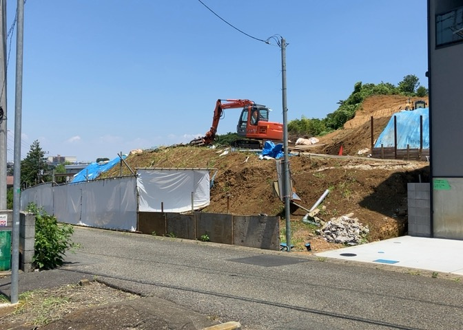 土地の形が極端に長細かったり、狭小地、あるいは道路との高低差がある傾斜地だった場合、後々売ろうとしても買い手がつかない場合もあります。後々、売却することになった時に価値の下がらない土地を選びましょう。