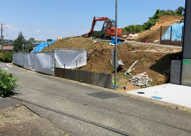 土地の面積＝住宅面積ではありません。建ぺい率の問題などで、土地のある場所によって住宅を建てられる面積は限られています。高さもしかり、「土地」という言葉の中には、建築条件も含まれると考えておきましょう。