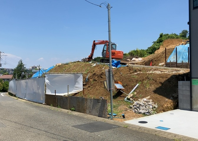 家を建てる場合、方位は要チェックです。現実的に日当たりのよい家ならばリビングは南側、建築基準法でも北側に当たる家への配慮は求められています。土地を見学に行く際は、方位磁針を持って行くようにしましょう。