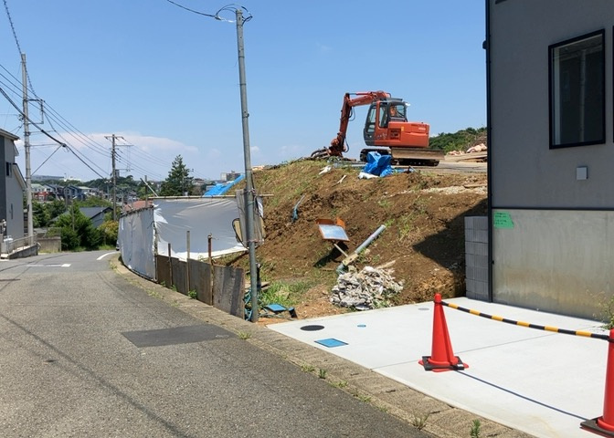 土地の前の道路に消火栓が設置されていることがあります。この場合、道路交通法第45条第1項により、駐車禁止の場所が指定されています。そのため、車庫などの駐車スペースをつくることができない場合があります。