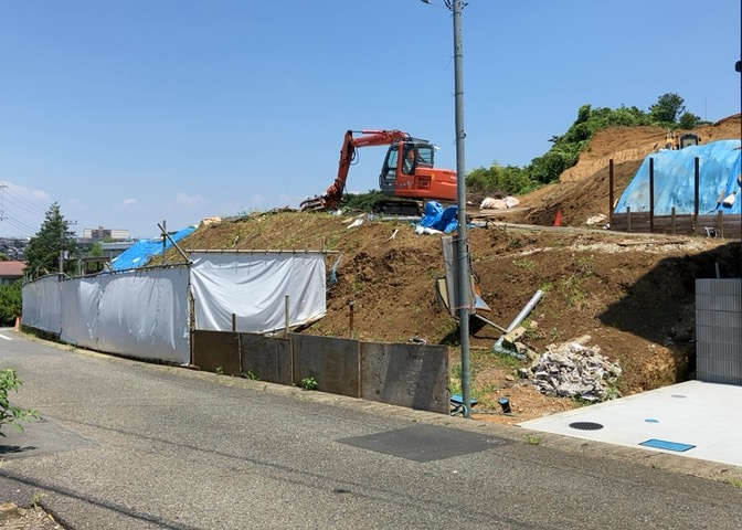 現地に行くなら、物件の周囲の地形がどうなっているかを見ることも大切です。周辺より低くなっている土地では、大雨などで水が集まりやすいため、地盤が弱くなっているということも考えられるため、注意が必要です。