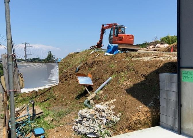 土地購入を検討されている場合、境界杭がない状態で購入してしまうと境界確定測量をする必要があり、費用がかかります。購入の前に、売主、隣土地所有者立ち合いのもと境界を確定し境界杭を設置するのがベストです。