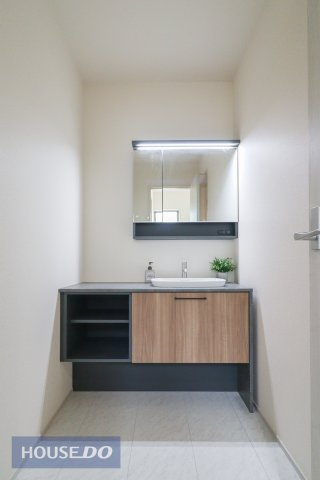 【洗髪洗面化粧台】大きな洗面ボウルとハンドシャワーで、お風呂に入らなくても洗面台で手軽に洗髪♪三面鏡の裏側には収納スペースがあります。