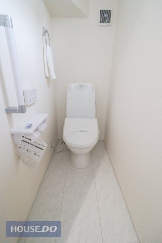 【トイレ】温水洗浄暖房便座付き。2箇所あるので、忙しい朝でも安心♪ほっと一息つけるプライベート空間は広めの設計となっております。
