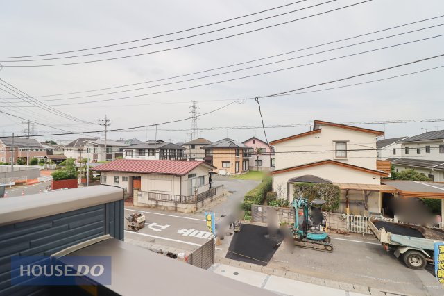 【建物からの眺望】バルコニーからの景色。十分な間隔が確保されております。