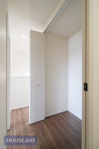 【収納】各居室にしっかり収納がついているので、荷物が増えても安心ですね！お部屋を広く使うためにも収納スペースは必要です。