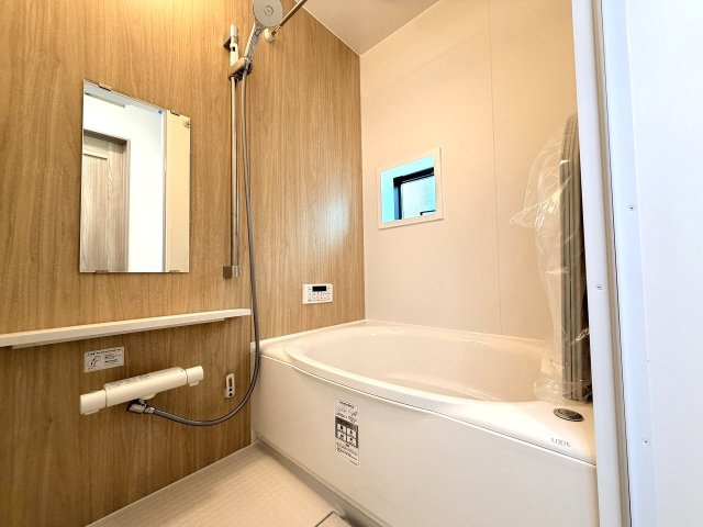 浴室乾燥機標準装備。浴室乾燥だけでなく、洗濯物も干せるので雨の日にも大助かりです。　