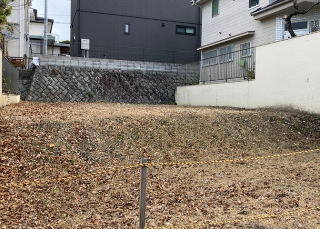 土地の形が極端に長細かったり、狭小地、あるいは道路との高低差がある傾斜地だった場合、後々売ろうとしても買い手がつかない場合もあります。後々、売却することになった時に価値の下がらない土地を選びましょう。
