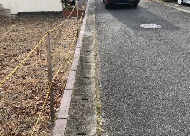 土地の面積＝住宅面積ではありません。建ぺい率の問題などで、土地のある場所によって住宅を建てられる面積は限られています。高さもしかり、「土地」という言葉の中には、建築条件も含まれると考えておきましょう。