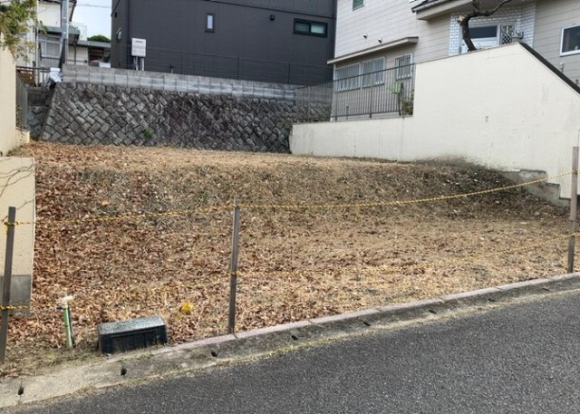 土地を買う際、住む地域の自治体や福祉の補助制度にも注目してみましょう。子供や老人の医療補助やゴミ出しのルールなど、自治体によってルールに大きな違いがあるため、暮らしやすい土地で判断するとよいでしょう。