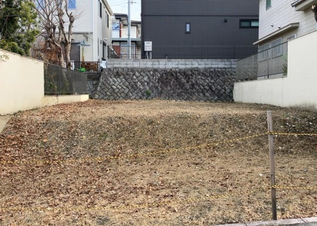 土地の前の道路に消火栓が設置されていることがあります。この場合、道路交通法第45条第1項により、駐車禁止の場所が指定されています。そのため、車庫などの駐車スペースをつくることができない場合があります。