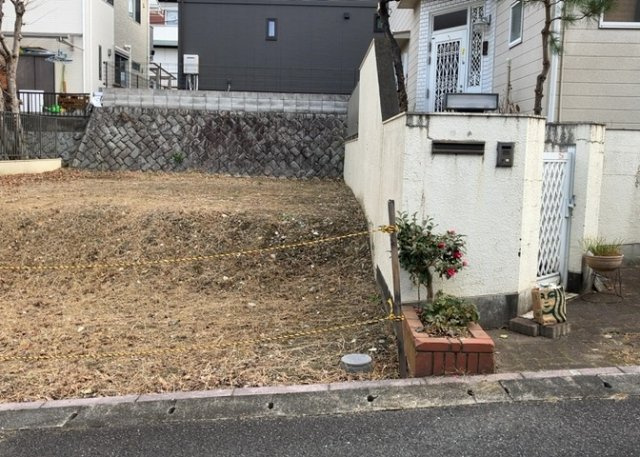 現地に行くなら、物件の周囲の地形がどうなっているかを見ることも大切です。周辺より低くなっている土地では、大雨などで水が集まりやすいため、地盤が弱くなっているということも考えられるため、注意が必要です。