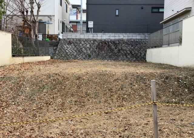 土地購入を検討されている場合、境界杭がない状態で購入してしまうと境界確定測量をする必要があり、費用がかかります。購入の前に、売主、隣土地所有者立ち合いのもと境界を確定し境界杭を設置するのがベストです。