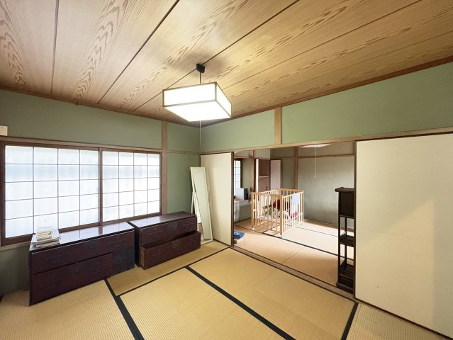 続き間として利用できる和室は、家族の生活スタイルに合わせて柔軟に使えるのが魅力です。採光もしっかり確保されており、明るく心地よい室内環境となっています。仕切りを活用することで個室としても使えます。