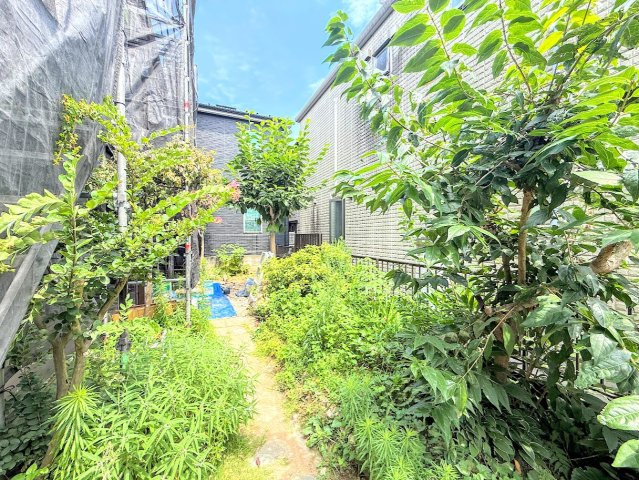 ◆お手入れのしやすいちょうどよいサイズ感のお庭付き。植栽や家庭菜園等多目的にご利用いただけるプライベート空間。