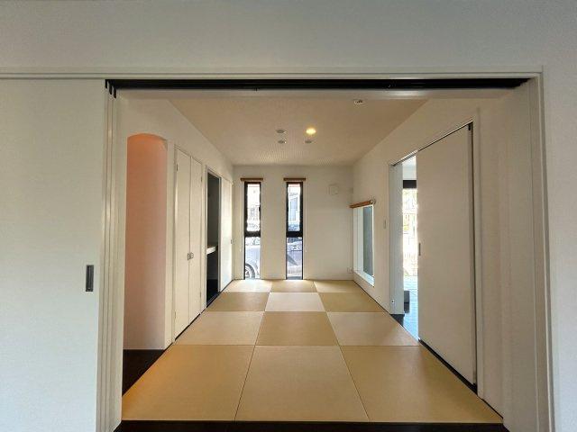 モダンな琉球畳を採用した和室は落ち着きとデザイン性を兼ね備えた空間。リビングと一体利用も可能で、開放感のある広々とした使い方ができます。来客用の客間としてはもちろんくつろぎのスペースとしても活躍。