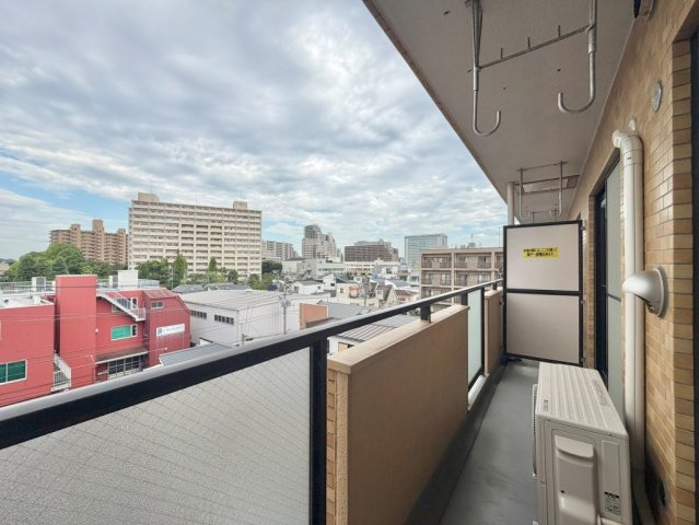前面道路や隣地との距離が十分に確保されており、圧迫感を一切感じさせないすっきりとした眺望。カーテンを開けても外からの視線が届きにくく、開放的なプライベート空間を安心して満喫できます。