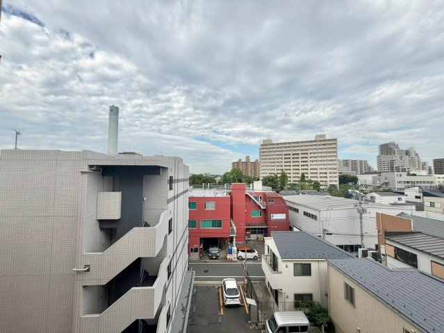前面に遮るものがなく、遠くまで視界が真っ直ぐに抜ける開放感あふれる眺望。青空を広く見渡すことができ、日々の暮らしに解放感と心地よい息抜きを与えてくれる、このお部屋ならではの贅沢なロケーションです。