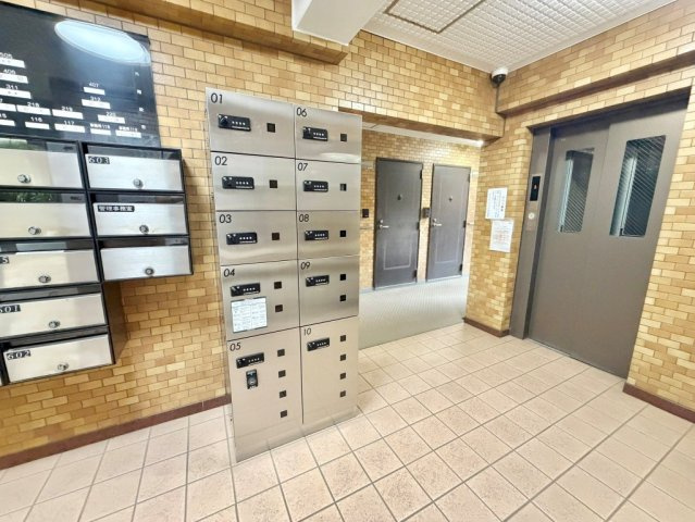 不在時でも荷物を安全に受け取れる便利な宅配ボックスを完備。共働きで帰宅が遅い方やネットショッピングを頻繁に利用される方も、再配達の手間なくいつでも荷物を受け取れる現代の必須設備です。