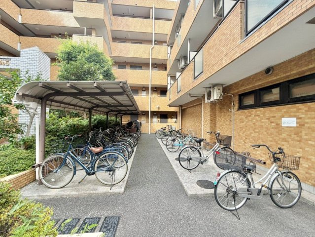 雨風から大切な自転車をしっかりと守れる屋根付きの駐輪場。乱雑にならず綺麗に整理整頓されて配置されており、住民の方々のマナーの良さと管理体制の質の高さが伺える安心の共用スペースです。