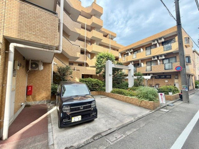 青空に美しく映える、明るく上品な色彩でまとめられた外観デザイン。周囲には高い建物が少なく、陽当りや通風を遮らない贅沢な立地に堂々と佇む、開放感と暮らしやすさを両立したマンションです。