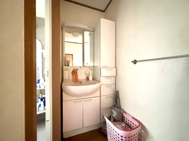 独立洗面台は収納付きで、洗面用品をすっきり整理可能。鏡も大きく、身支度がしやすい設計です。脱衣スペースも確保されており、毎日の生活動線がスムーズに整います。　