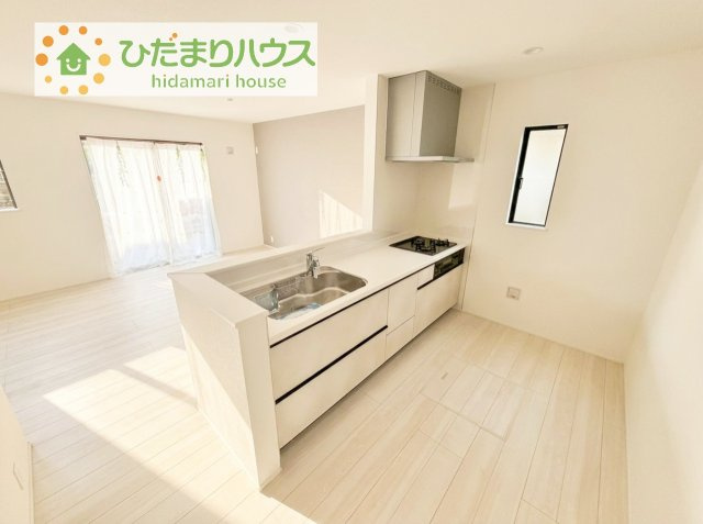 コンロは嬉しい3口コンロ！シンクはつなぎ目なしでお掃除も簡単です♪