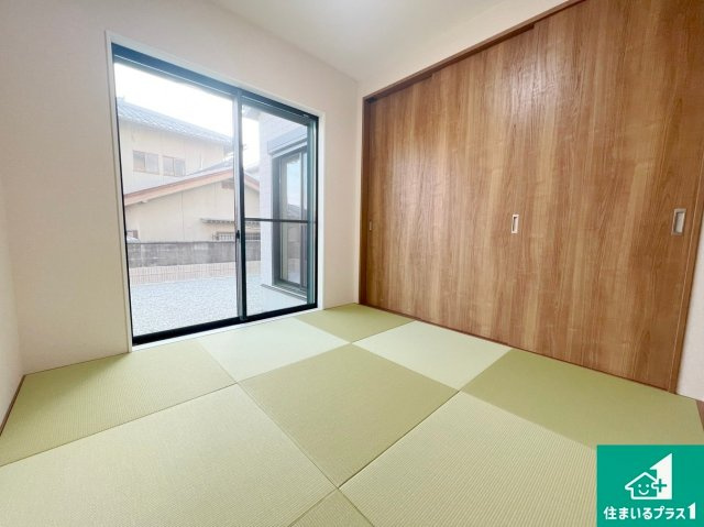 一室あると便利な和室は客間としてだけでなく、小さなお子様のプレイルームや食後のくつろぎスペースとしてもご利用いただけます。