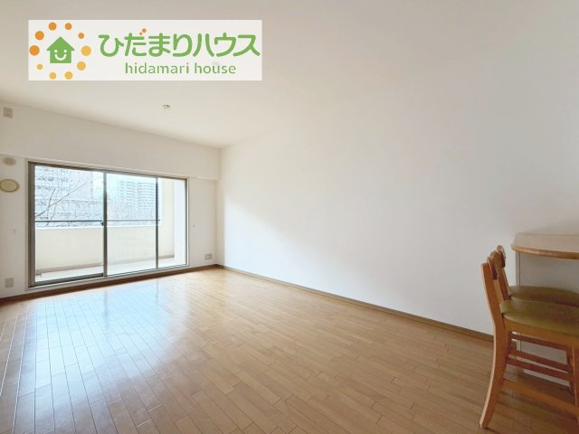 リビングの大きな窓からは、暖かな日の光が降り注ぎます・・・