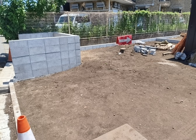 土地の面積＝住宅面積ではありません。建ぺい率の問題などで、土地のある場所によって住宅を建てられる面積は限られています。高さもしかり、「土地」という言葉の中には、建築条件も含まれると考えておきましょう。