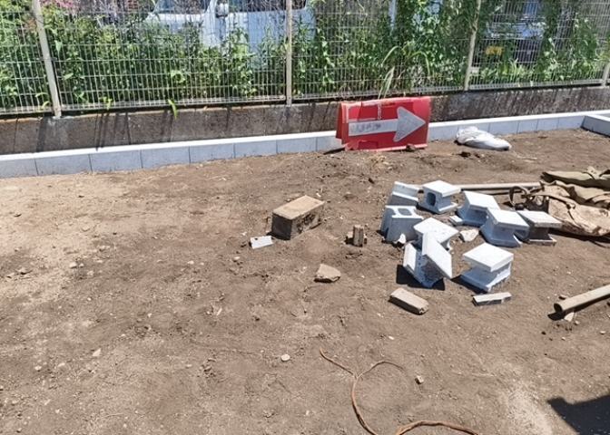 家を建てる場合、方位は要チェックです。現実的に日当たりのよい家ならばリビングは南側、建築基準法でも北側に当たる家への配慮は求められています。土地を見学に行く際は、方位磁針を持って行くようにしましょう。