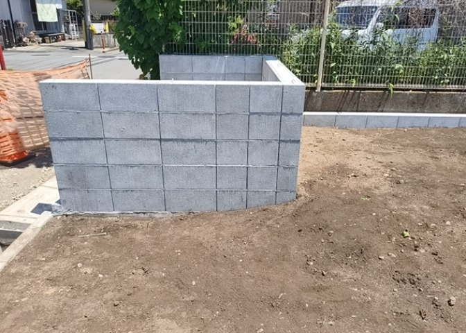 土地を買う際、住む地域の自治体や福祉の補助制度にも注目してみましょう。子供や老人の医療補助やゴミ出しのルールなど、自治体によってルールに大きな違いがあるため、暮らしやすい土地で判断するとよいでしょう。
