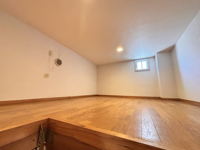屋根裏収納は約5.5帖のスペースがあり窓や換気扇もあります。　季節物やアウトドア用品などの収納に困りません　