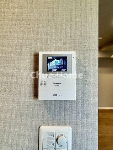 【モニターホン】誰が来たかすぐにわかるカラーモニター付きインターホン。通話ボタンを押すまでは室内の音は漏れていませんので相手を確かめてから応対できます。