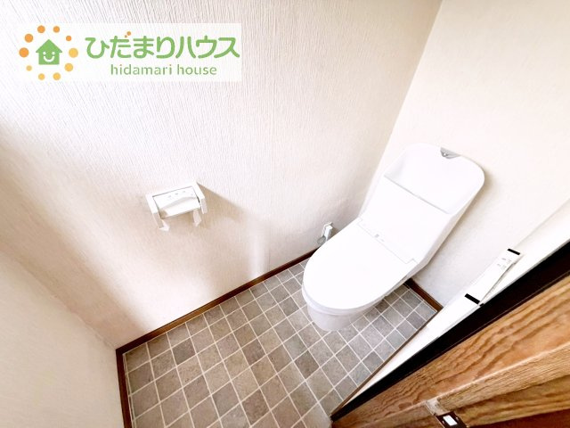 白を基調としたトイレは、インテリア次第でどんな空間になるかワクワクしますね♪
