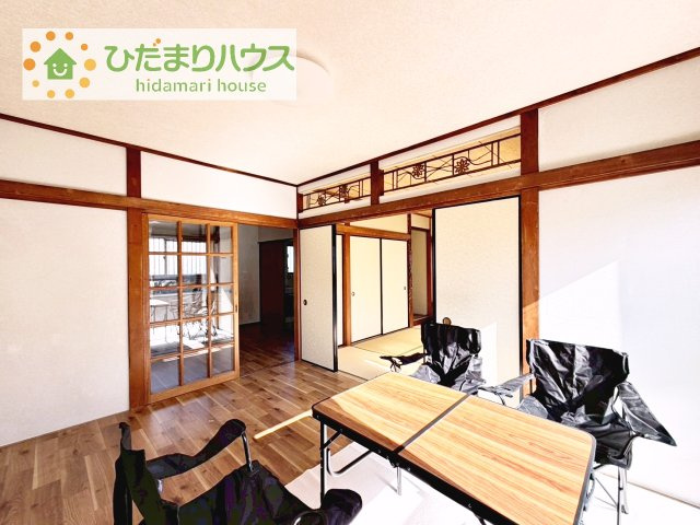 リビングの大きな窓からは、暖かな日の光が降り注ぎます・・・