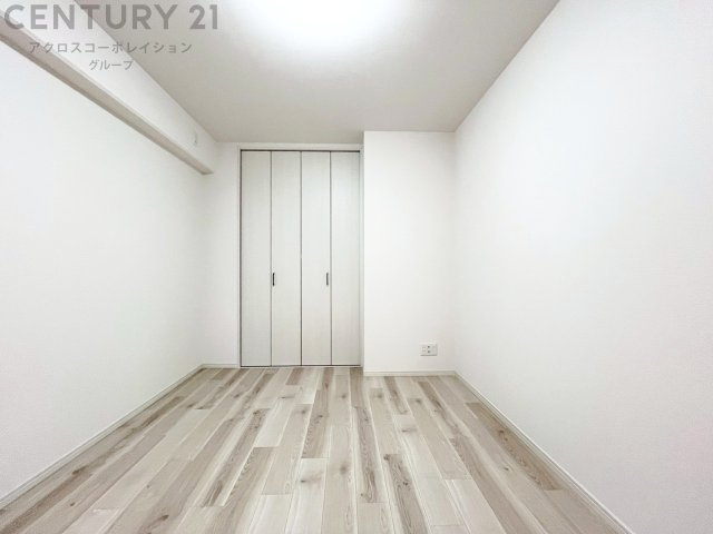 明るい色合いのフローリングとクロスを使用した洋室は家具やインテリアとも調和しやすく空間が広く感じられ開放感を生み出します。自然光を効果的に反射し、室内を明るく保つため、日中の照明使用を抑えられます。