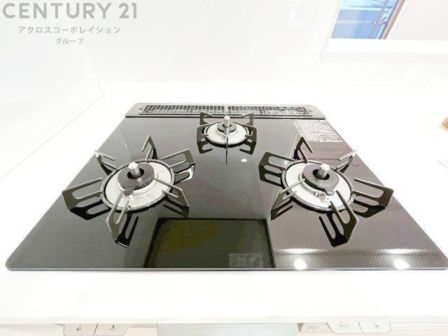多数の調理器具を同時に使用でき、料理の効率化が可能。省エネで節約になり、様々な料理スタイルに適応できます。また、火力調整が独立しており、手入れや掃除もしやすく、今よりもっとお料理が楽しくなるかも。