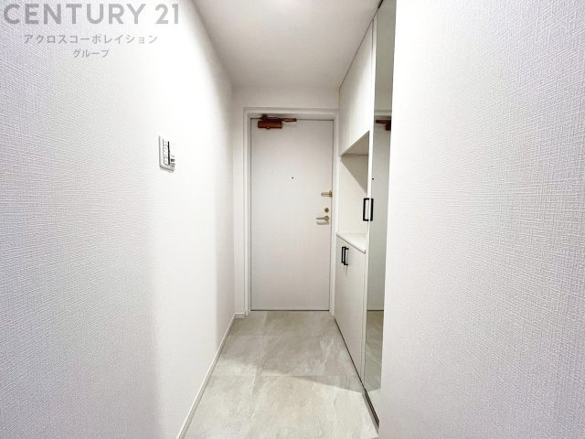 大きな玄関収納付きの玄関です　家族皆様の履物をしっかり収納できます　姿見付きでお出かけ前の身だしなみチェックに便利です