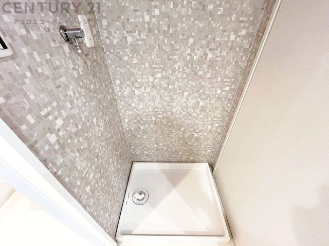 洗濯物の仕分け作業がしやすく、整理整頓が容易になります。洗濯音や湿気を他の部屋に持ち込まず、生活環境を快適に保ちます。上部を活用すれば収納スペースを確保でき洗剤や洗濯用品の整理もしやすくなります。